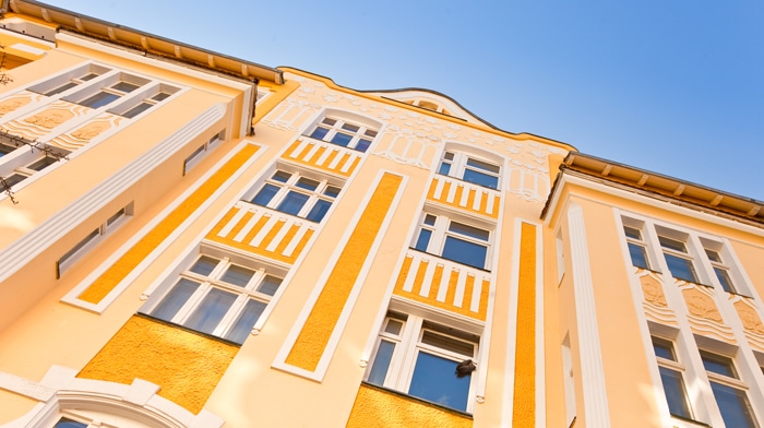 Mietshaus Staßenansicht von unten in Berlin