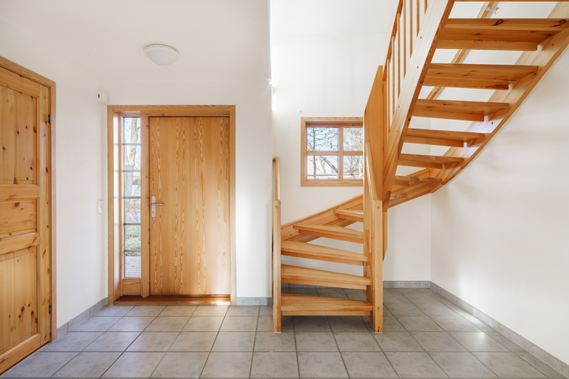 Treppenhaus mit Holztreppe