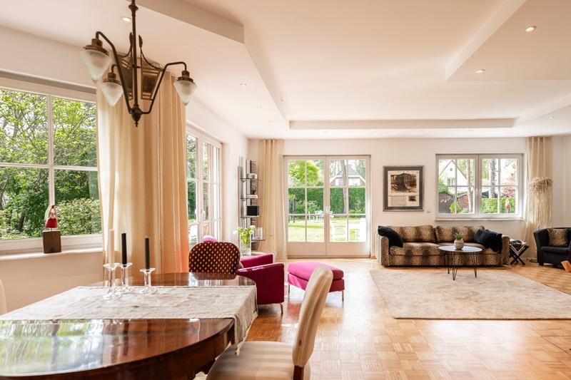 Helles großes Wohnzimmer