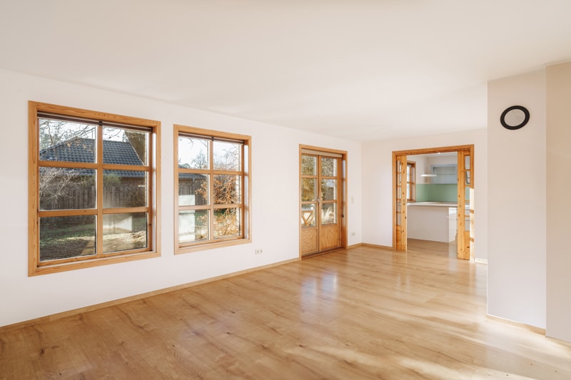 Wohnzimmer mit großen Fenstern