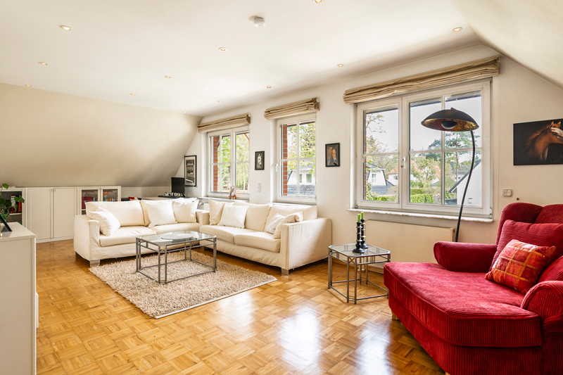Wohnzimmer, Blick auf Sessel und Couch