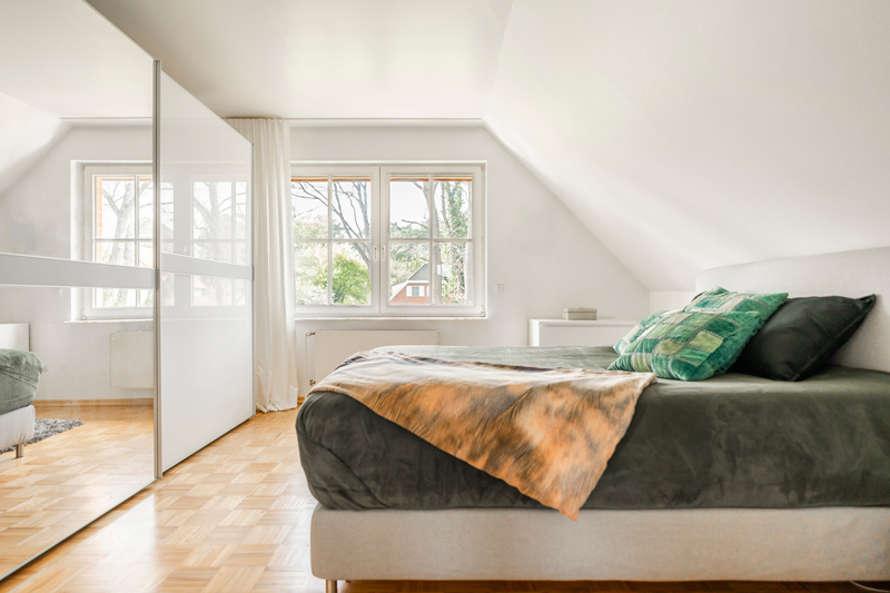 Schlafzimmer mit Spiegelschrank