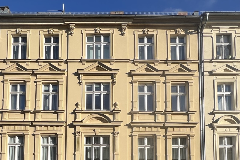 Mehrfamilienhaus von der Straße aus